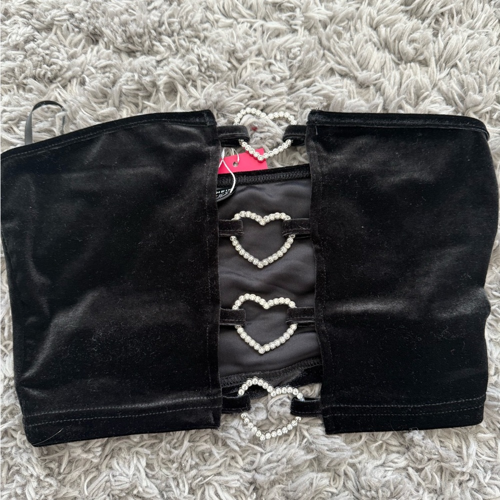 Black tub top with heart